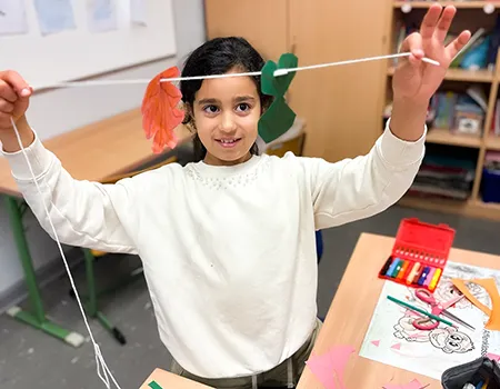 Herbstdeko wird von Kindern präsentiert