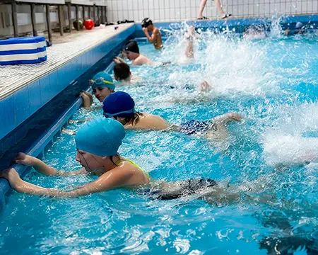 Kinder im Schwimmbad