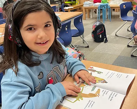 Schülerin mit Lesebuch