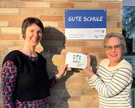 Präsentation der Jekits-Plakette für den Eingang der Schule