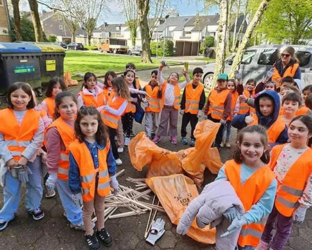 Eine Gruppe von Kindern in Warnwesten