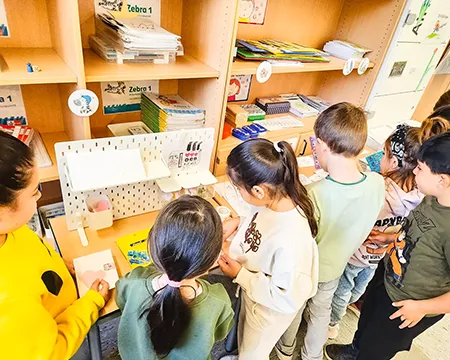 Kinder im Klassenraum an der Arbeitsstation
