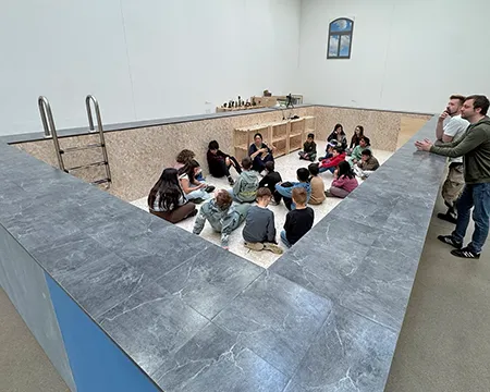 SchülerInnen der Emil-von-Behring-Schule in einer Kunstinstallation