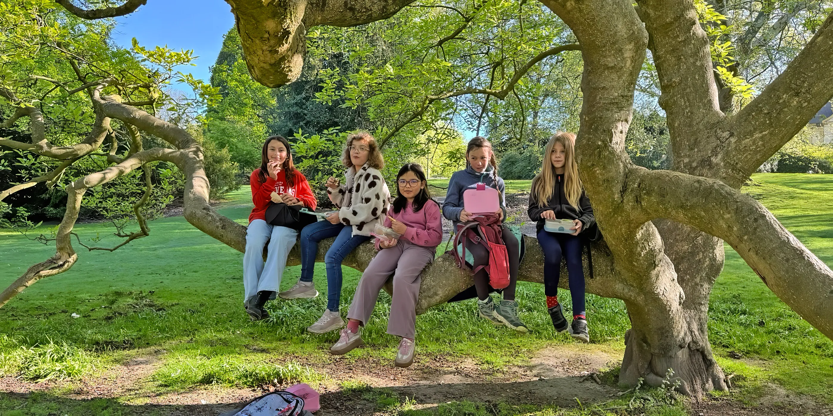 Kinder der Emil-von-Behring-Schule in Bochum Hofstede im Stadtpark