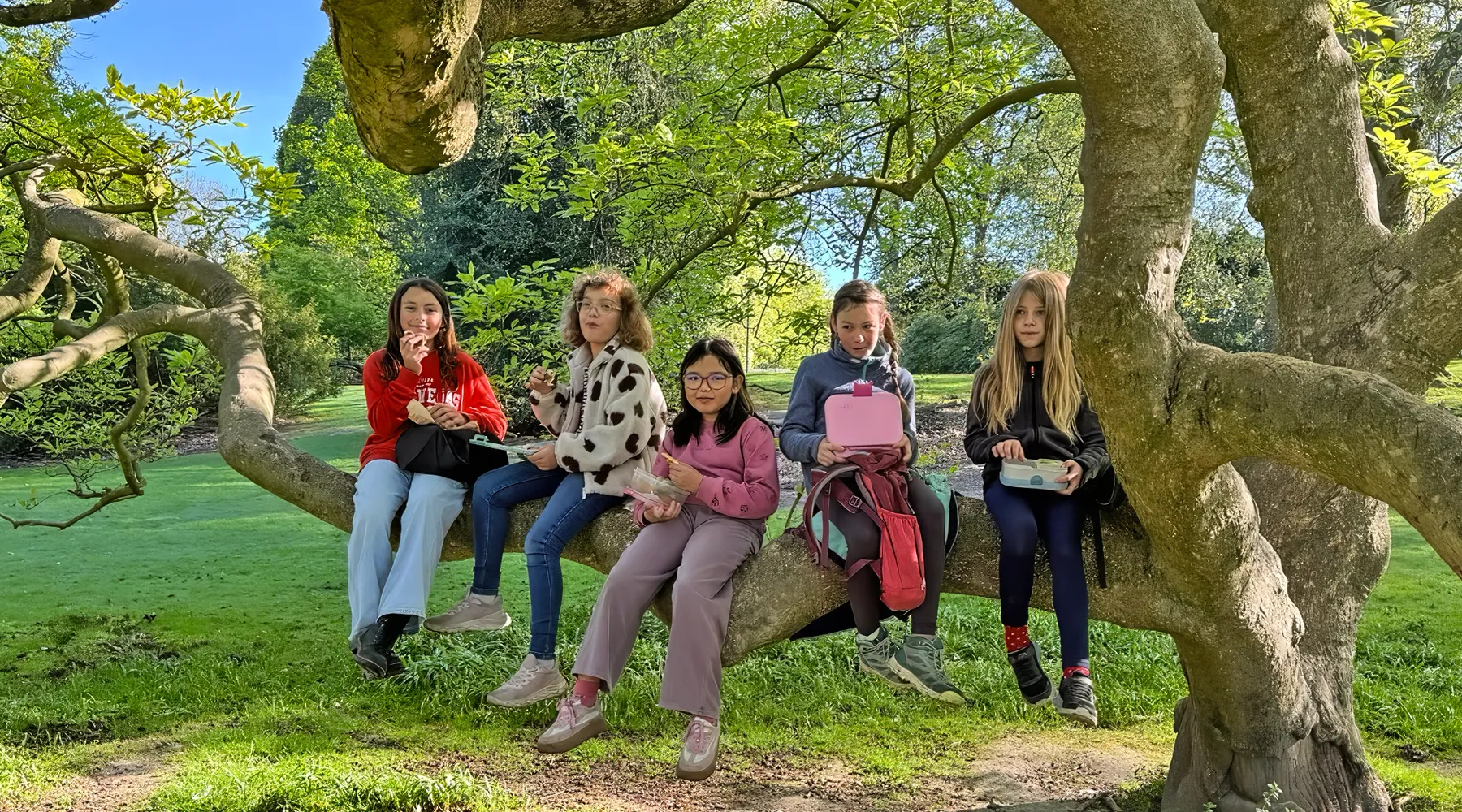 Kinder der Emil-von-Behring-Schule in Bochum Hofstede im Stadtpark