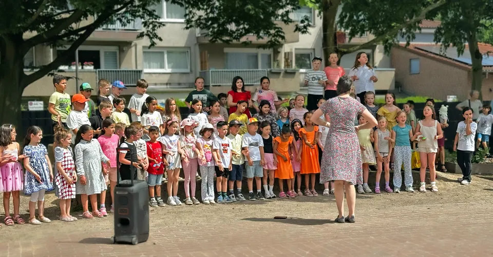 Kinder der Emil-von-Behring-Schule in Bochum Hofstede im Stadtpark