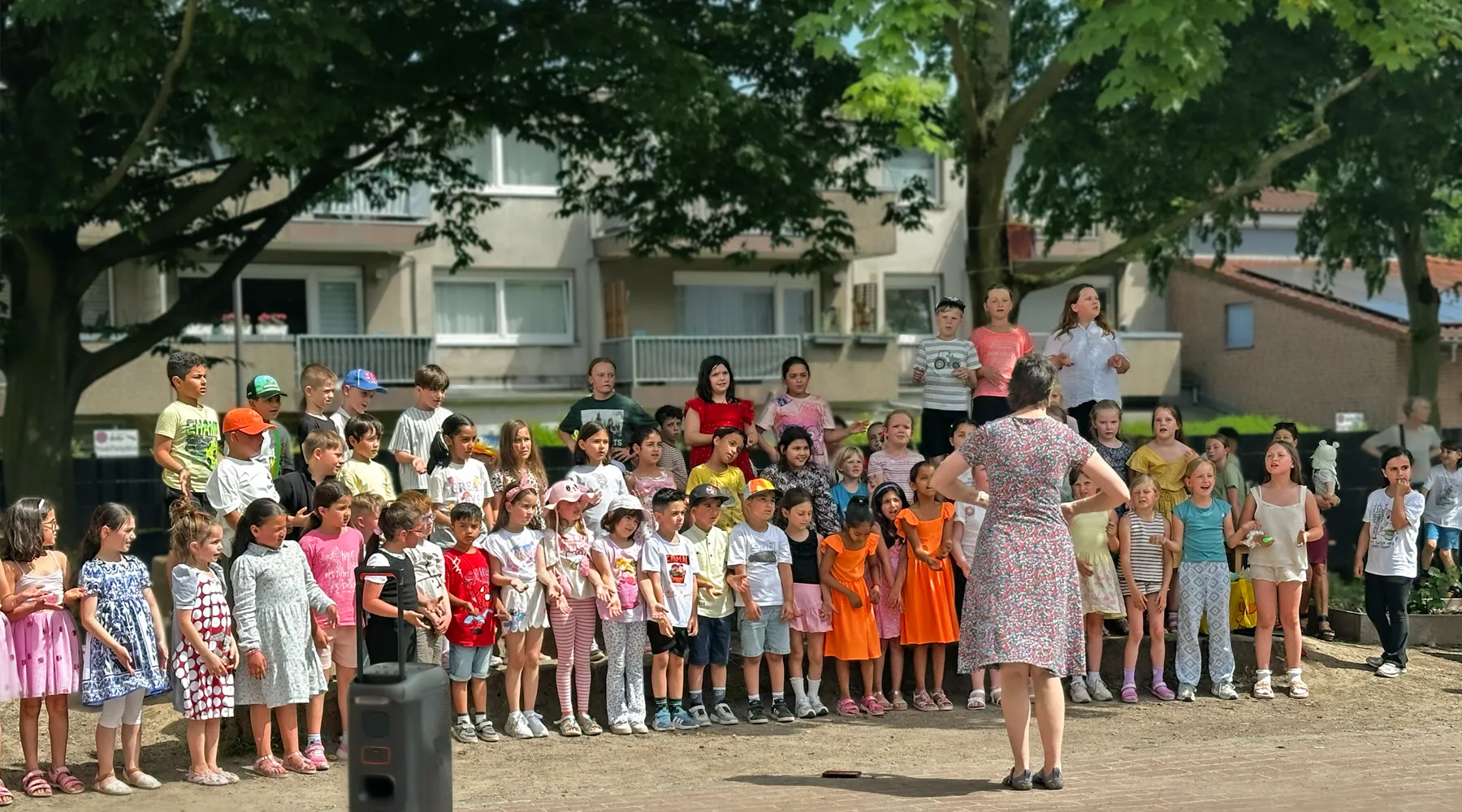 Kinder der Emil-von-Behring-Schule in Bochum Hofstede im Stadtpark